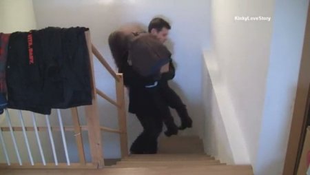 Принес молодую девушку и стал насиловать