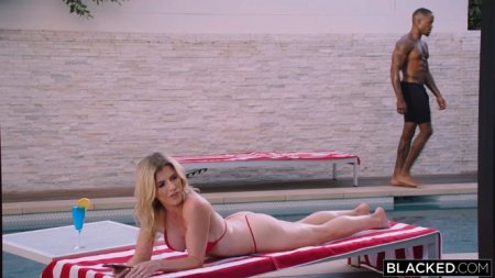 Зрелая разведенка замутила с чернокожим соседом