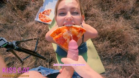 Устроили пикник с пиццей наполенной спермой