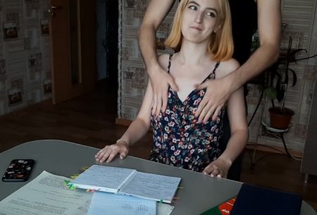 Сестра отвлекалась от уроков чтобы ублажить братца